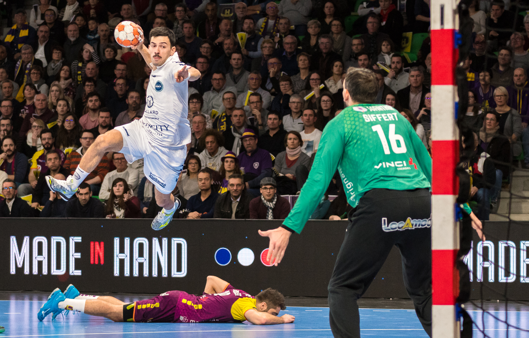 Nemanja Ilić s'apprête à marquer face à Arnaud Siffert, à la H Arena.